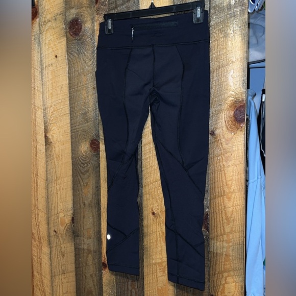 Lululemon crops - Picture 2 of 2